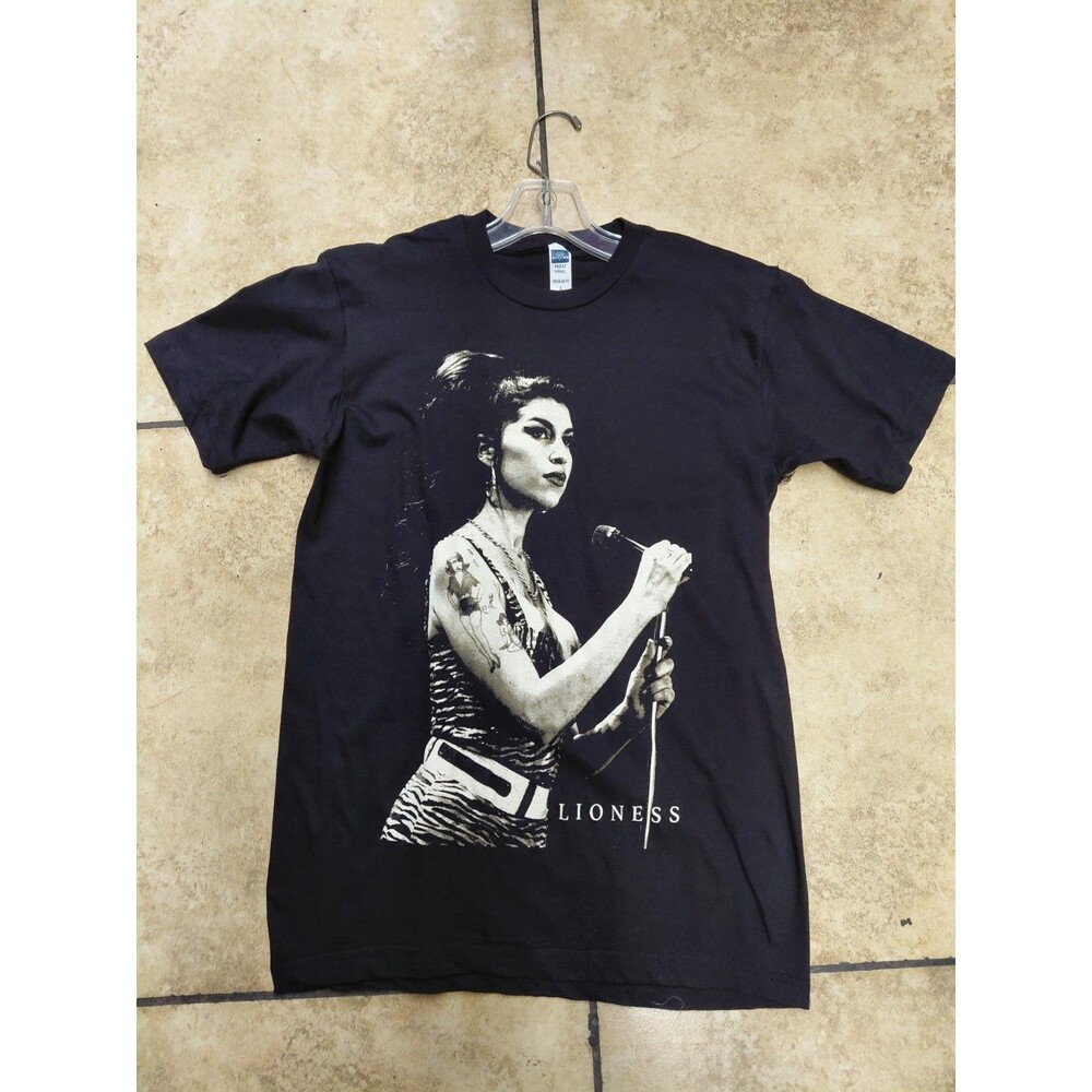 RARE AMY WINEHOUSE LIONESS SINGER ART GRAPHIC COTTON TEE XL